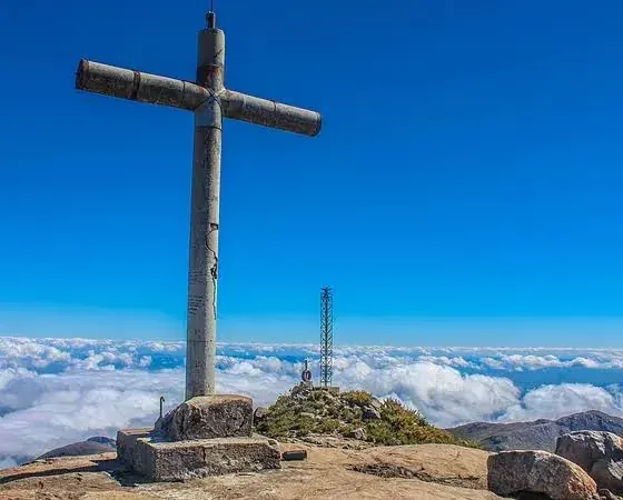 Cruz no alto da montanha, acima das nuvens no Caparaó