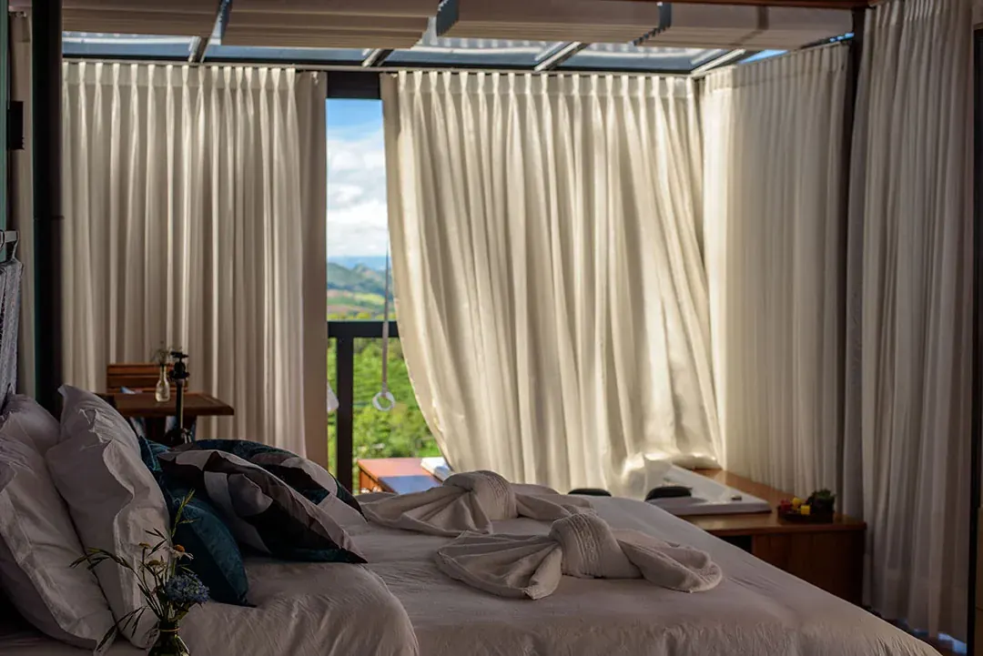 O aconchego do chalé e a luz da serra