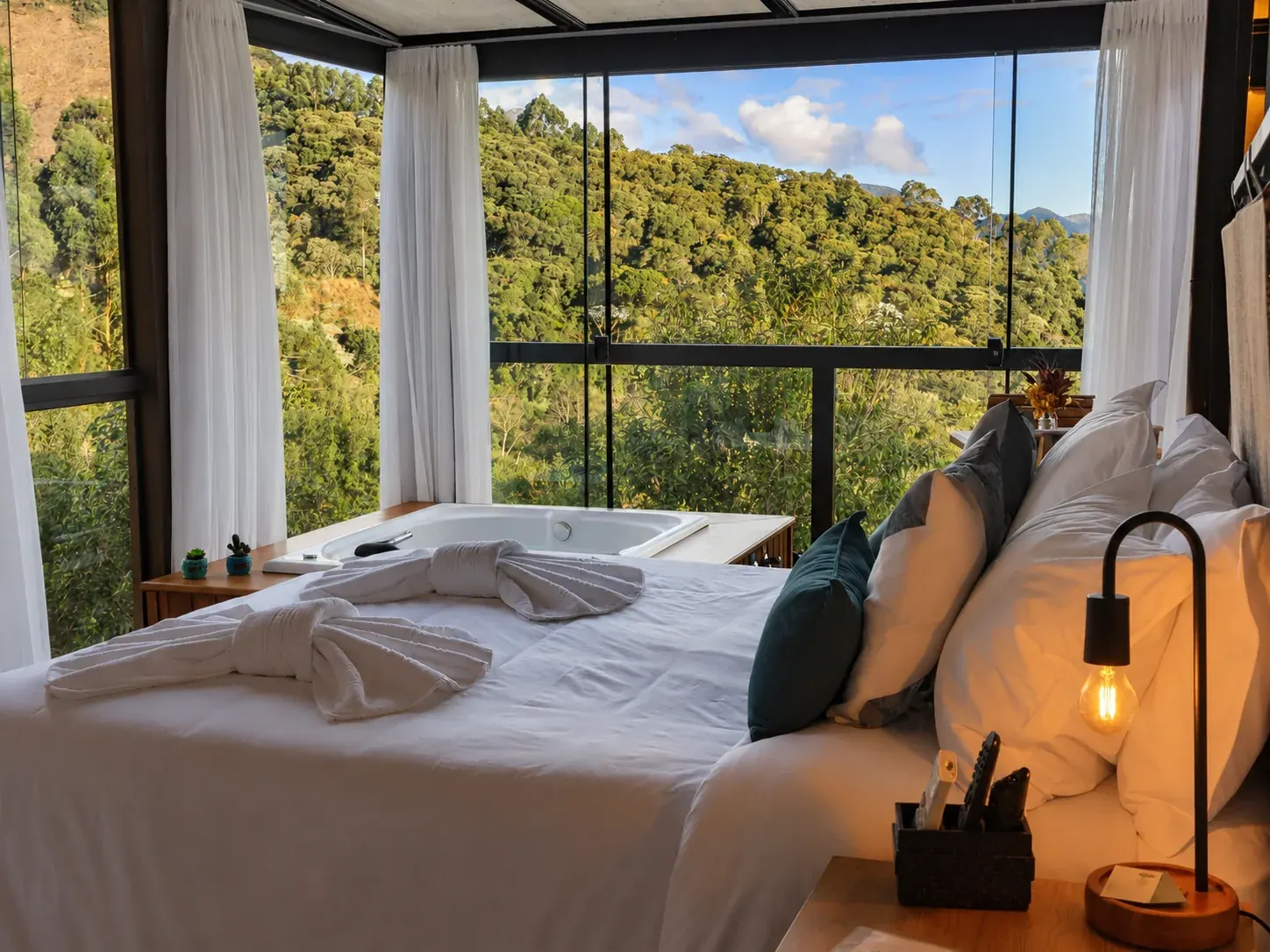 Chalé com cama, hidromassagem e janelas voltadas para as montanhas do Caparaó