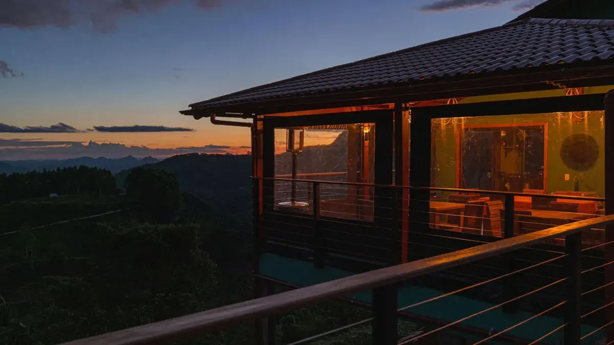 Chalé iluminado ao entardecer na Pousada Água Marinha